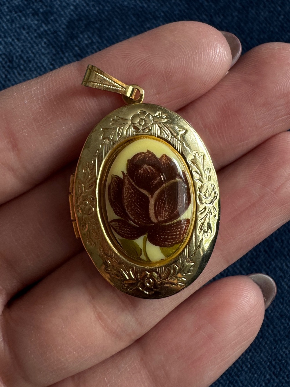 Vintage gold tone oval locket brown cream cameo rose pendant